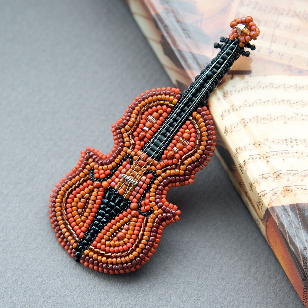 Брошь скрипка из бисера