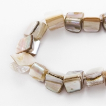 Бусины Морской Перламутр, Окрашенные, Крошка, Цвет: Бежевый, Размер: 8x6~8мм, Отверстие 1мм, около 53шт/41см/нить (УТ100006541)