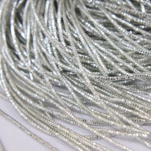 Канитель Трунцал 4 грани, Цвет: Серебро, Отрезки не Менее 20см, Диаметр 0.7мм, около 580см/10г, (УТ100016675)