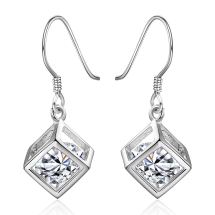 Серьги-подвески, Латунь + Фианиты, Прозрачные, Куб, Цвет: Серебро, Размер: 30х11мм, (УТ100022280)