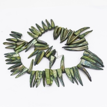 Намистини Річковий Перламутр Ікло, Пофарбовані, Зелений, 20-40x4-8x4-7мм, Отвір 1мм, близько 70шт/нитка, (УТ100028005)